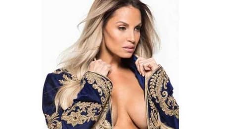 Trish Stratus Takes To Twitter To Tease Her Upcoming Match Against Alexa Bliss At EVOLUTION