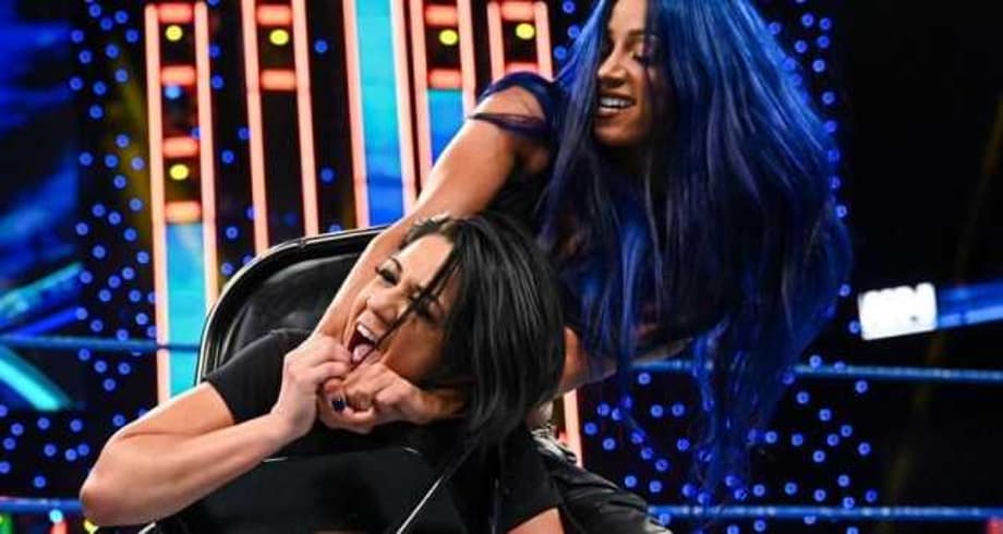 Sasha Banks Forces Bayley To Sign The HELL IN A CELL Match Contract On SMACKDOWN