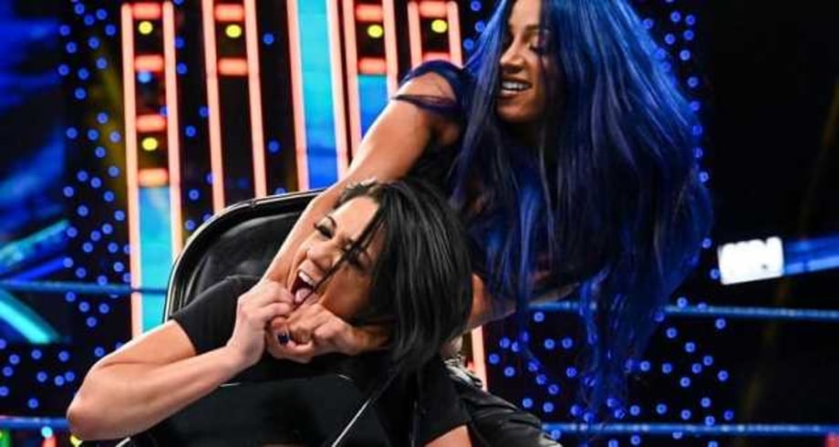 Sasha Banks Forces Bayley To Sign The HELL IN A CELL Match Contract On SMACKDOWN