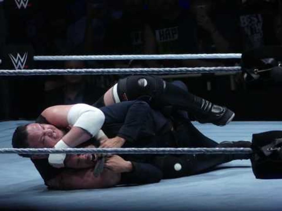 Shinsuke Nakamura Makes An Appearance At WWE Live Event In Tokyo On Crutches; Is Attacked By Samoa Joe