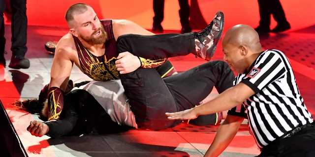 Resultat d'imatges de Mojo Rawley seizes the 24/7 Title from R-Truth: Raw, Jan. 13, 2020