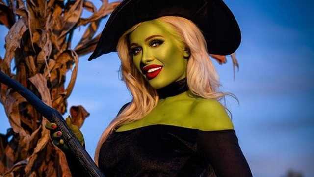 Scarlett Bordeaux Transforms Into The Best Looking Wicked Witch We've ...